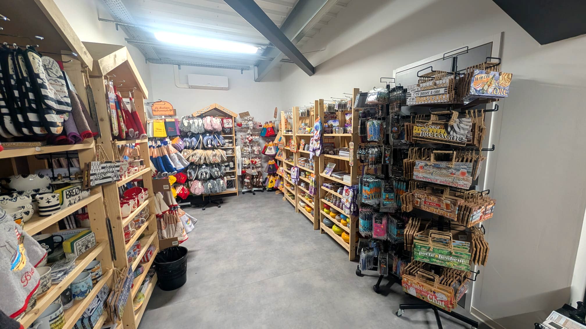 Showroom La Boutique — détail des rayons et produits